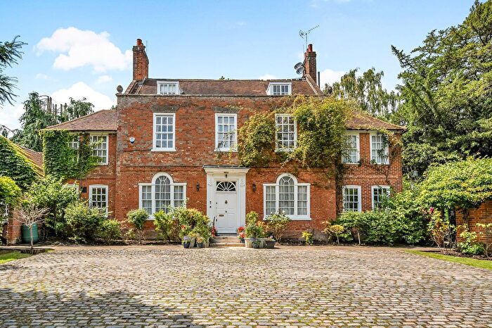 4 Bedroom Detached House For Sale In Chalk Lane, Epsom, KT18