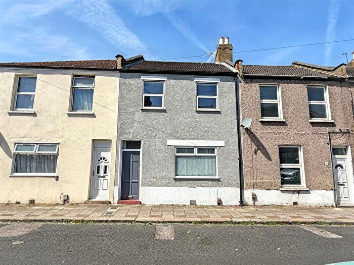 3 Bedroom Terraced House For Sale In Swete Street, London, E13