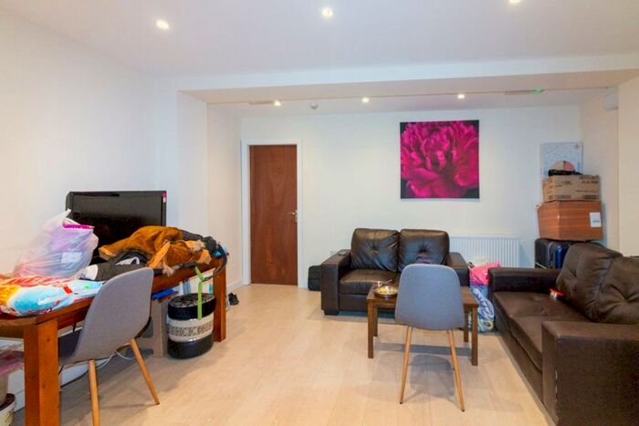 2 Bedroom Flat To Rent In Royal Park Terrace, Leeds, West Yorkshire, LS6