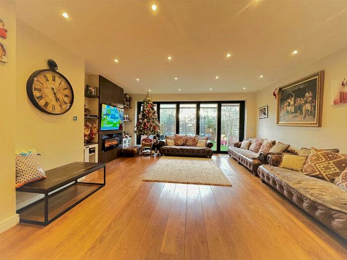 4 Bedroom Terraced House To Rent In Allnutt Way, Clapham Common, SW4