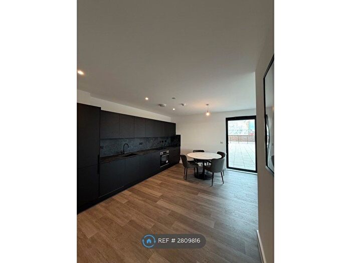 3 Bedroom Flat To Rent In Berkeley Square, Salford, M5