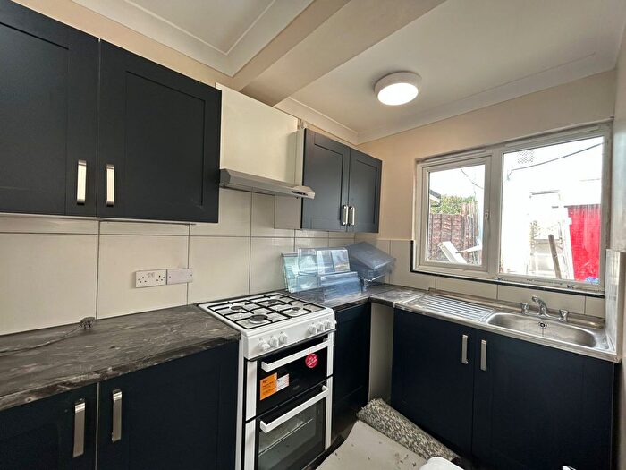 2 Bedroom Flat To Rent In Martindale Road, TW4