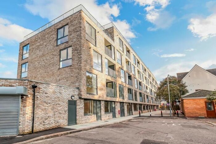 1 Bedroom Flat To Rent In (Shannon House) Cameron Road, Seven Kings, IG3