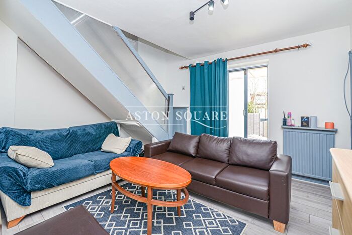 2 Bedroom Maisonette To Rent In Holders Hill Drive, London, NW4