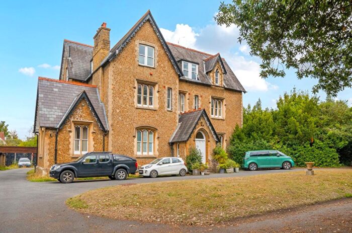 3 Bedroom Flat For Sale In Cross Lanes, Guildford, GU1