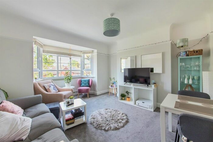 2 Bedroom Flat To Rent In Burntwood Lane, London, SW17