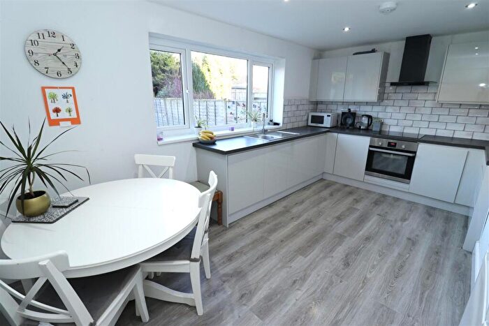 3 Bedroom Semi-Detached House For Sale In Wold View, Brough, HU15