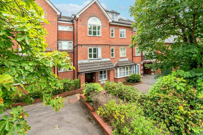 2 Bedroom Flat To Rent In Cedar Road, Sutton, Surrey, SM2