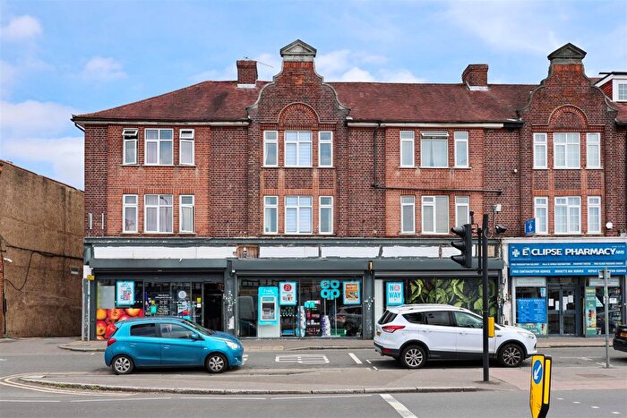 4 Bedroom Flat For Sale In Long Lane, Hillingdon, UB10