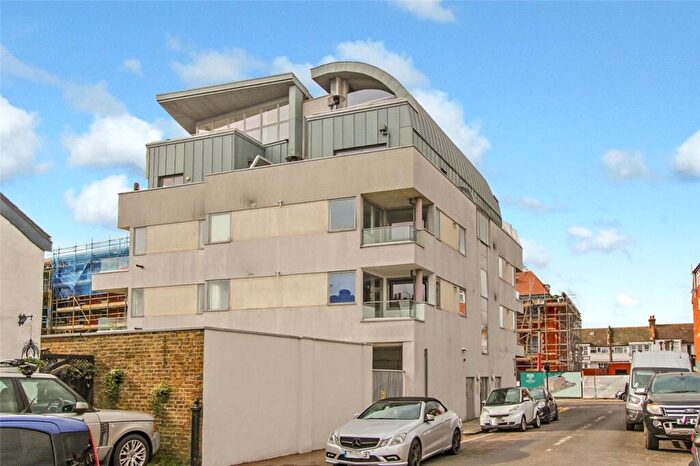 1 Bedroom Apartment For Sale In Broadway, Leigh-on-Sea, Essex, SS9