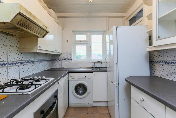 3 Bedroom Flat To Rent In Greenford Avenue, Hanwell, W7