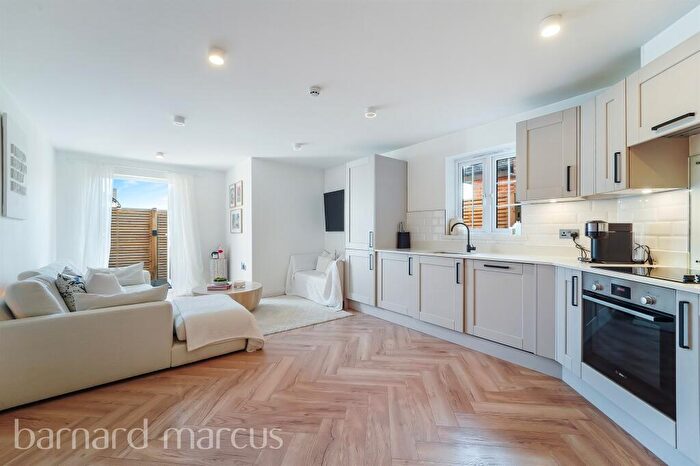 2 Bedroom Apartment For Sale In Woodcote Grove Road, Coulsdon, CR5