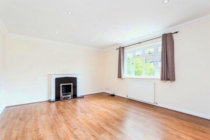 3 Bedroom Maisonette To Rent In Arlington Lodge, Weybridge, KT13