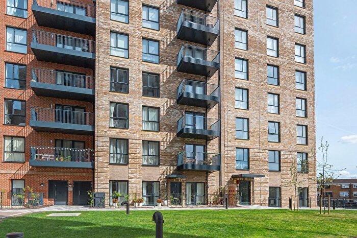 2 Bedroom Flat For Sale In Vousden Grove, Woolwich, London, SE28