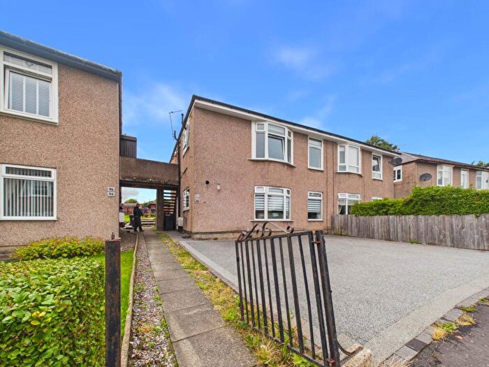 3 Bedroom Flat To Rent In Curling Crescent, Glasgow, G44
