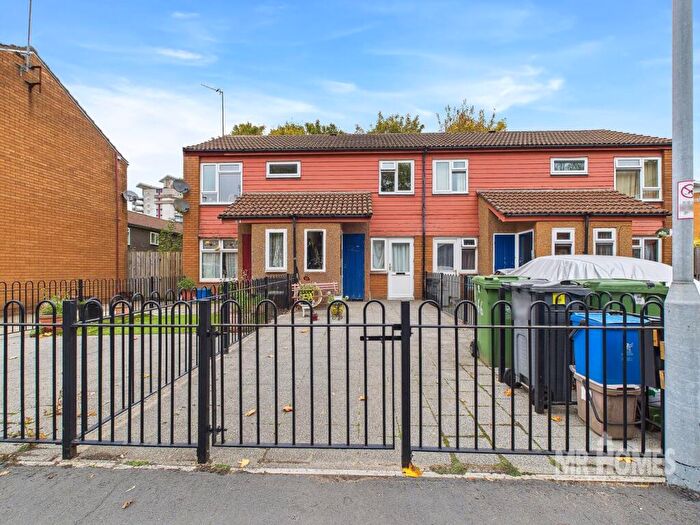 1 Bedroom Detached House For Sale In Taff Embankment, Grangetown, Cardiff, CF11