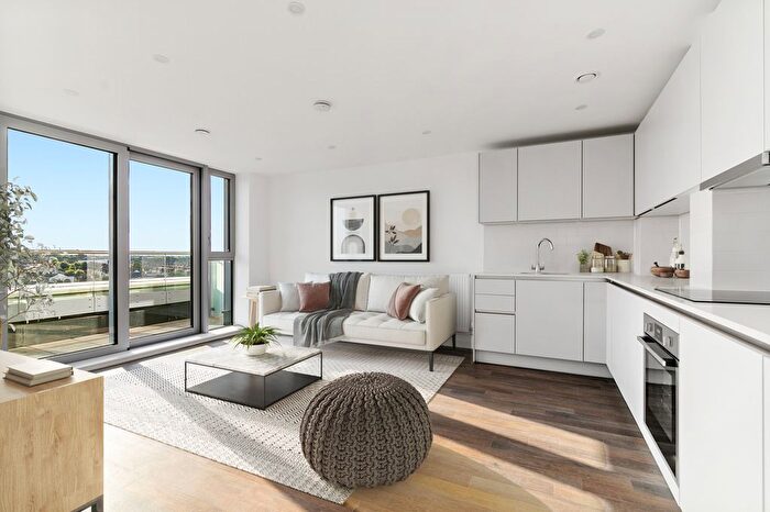 3 Bedroom Flat To Rent In Raffles Court, Upper Tooting Road, SW17