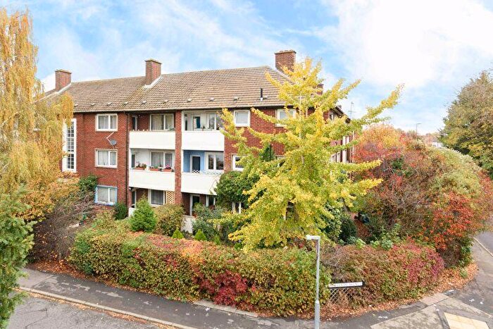 2 Bedroom Flat For Sale In Rydens Road, Walton-On-Thames., KT12