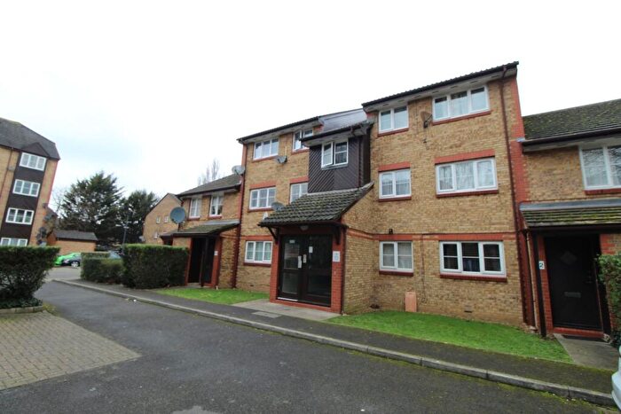 2 Bedroom Apartment For Sale In Cygnet Close, London, NW10