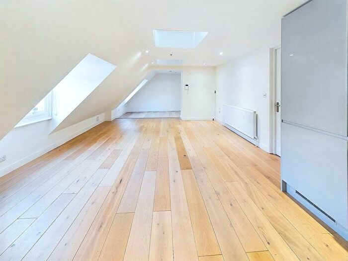 2 Bedroom Flat To Rent In Church Street, Twickenham, TW1