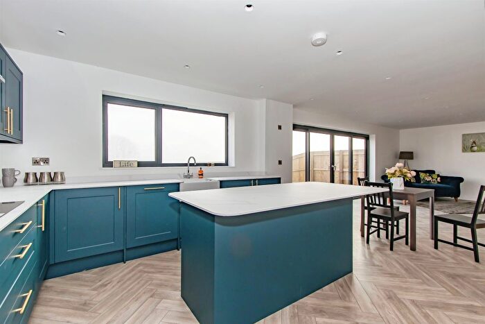 4 Bedroom End Of Terrace House For Sale In Watts Quarry Lane, Somerton, TA11