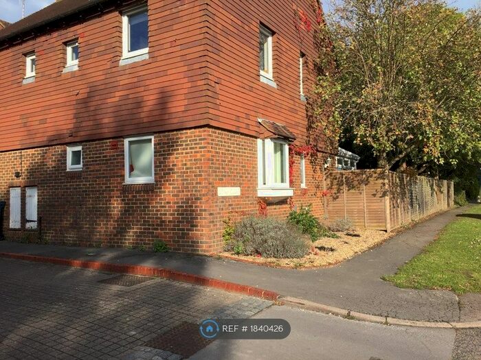 2 Bedroom Flat To Rent In Links Close, Ewhurst, Cranleigh, GU6