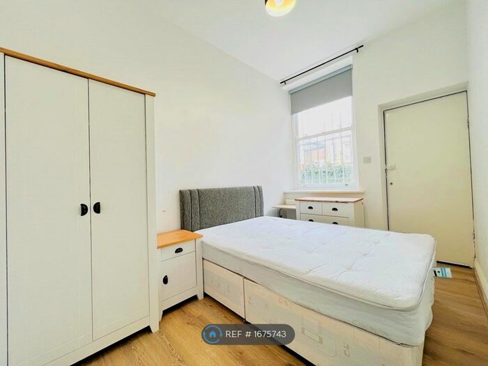 2 Bedroom Flat To Rent In Rosslyn House, London, SW2