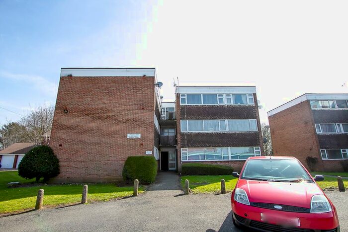 2 Bedroom Flat To Rent In Yarningale Road, Wilenhall, Coventry, CV3