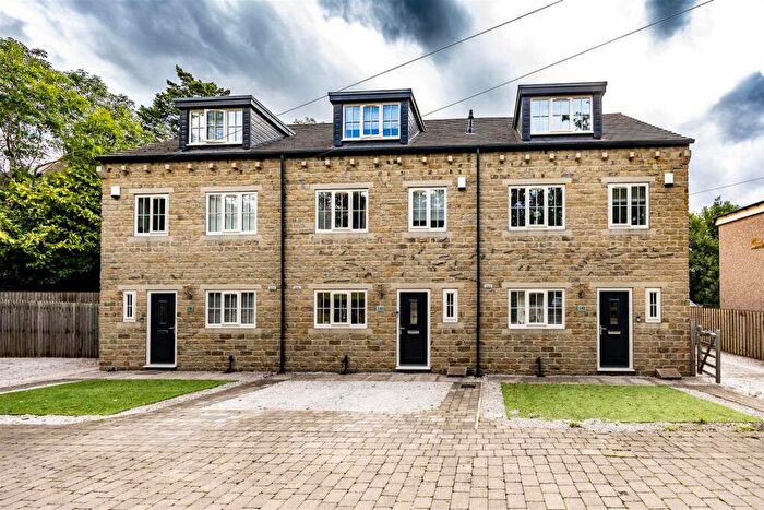 4 Bedroom Town House For Sale In Cleckheaton Road, Low Moor, Bradford, BD12