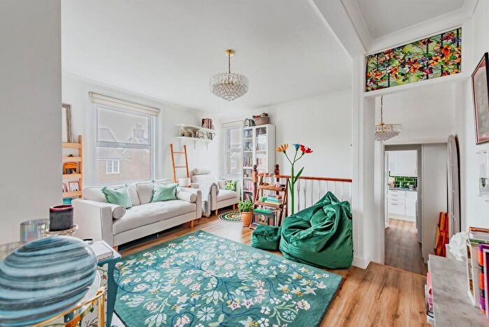 2 Bedroom Apartment For Sale In Endsleigh Road, Merstham, Redhill, RH1