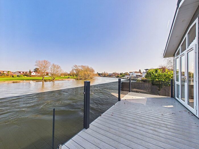 2 Bedroom Chalet For Sale In Chertsey Lane, Staines-Upon-Thames, TW18