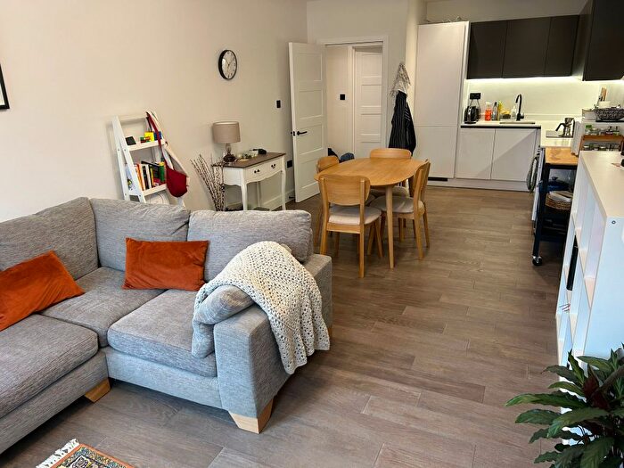 2 Bedroom Flat To Rent In Ballards Lane, London, N3