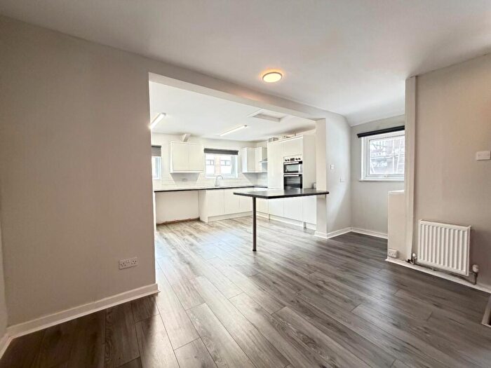 3 Bedroom Bungalow To Rent In Beach Cottage, FY8