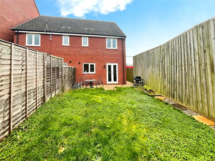 3 Bedroom Semi-Detached House For Sale In Weavers Close, Bulkington, Bedworth, Warwickshire, CV12