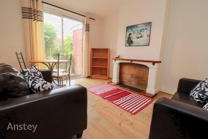 4 Bedroom Semi-Detached House To Rent In Honeysuckle Road, Southampton, SO16