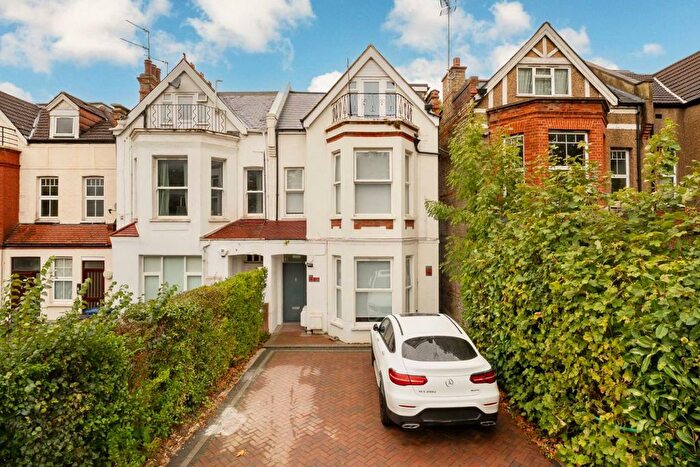 2 Bedroom Flat To Rent In Hendon Lane, London, N3