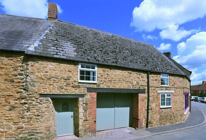 1 Bedroom Flat To Rent In Market Place, Deddington, OX15