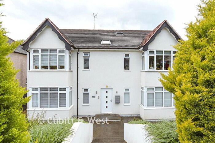 2 Bedroom Flat For Sale In Godstone Road, Whyteleafe, Surrey, CR3
