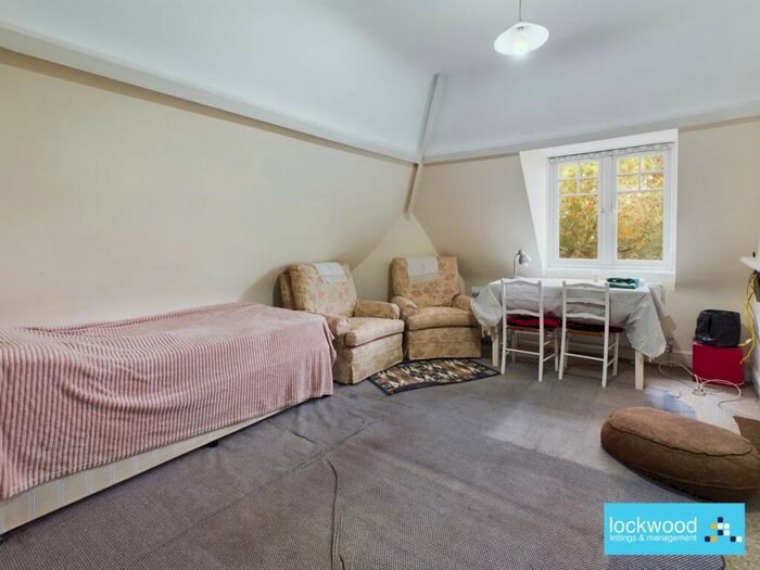 Flat To Rent In Upper Gordon Road, Camberley, GU15