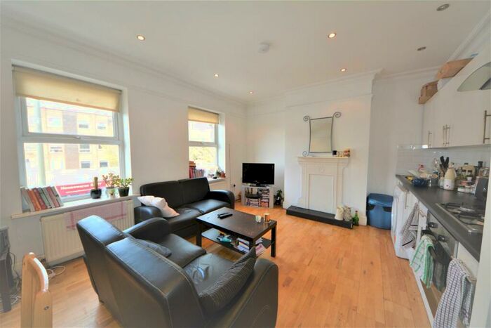 3 Bedroom Flat To Rent In High Road, East Finchley, N2