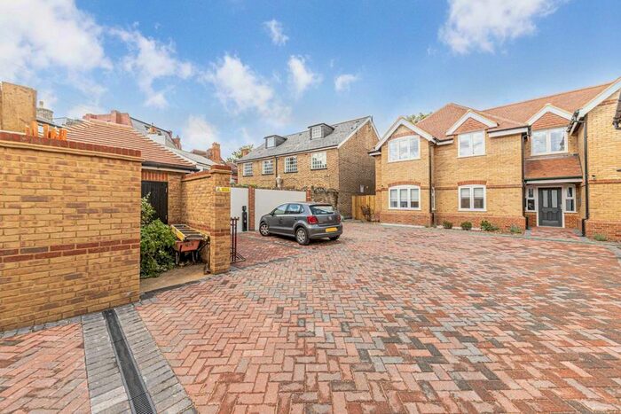 2 Bedroom Flat To Rent In Bridge Road, East Molesey, KT8