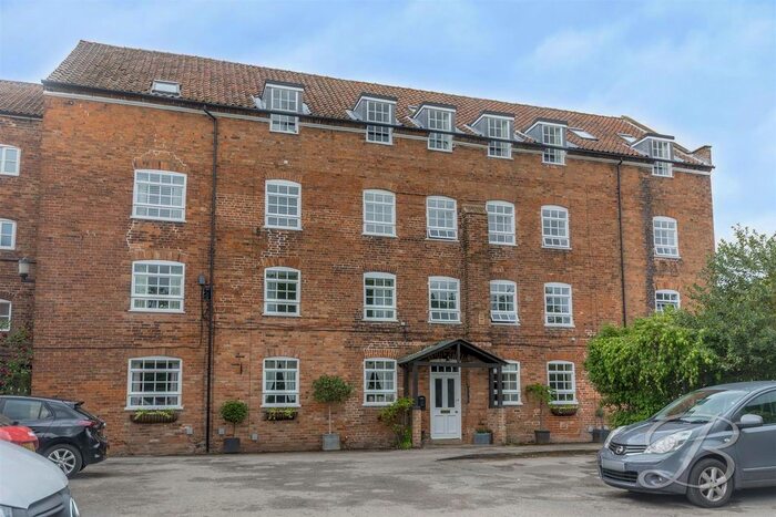 2 Bedroom Flat For Sale In Maythorne, Southwell, NG25