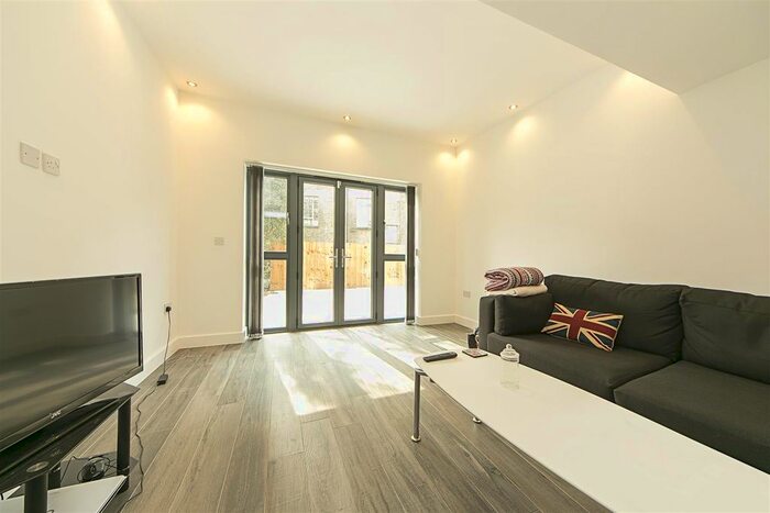 3 Bedroom Flat To Rent In Varden Street, Whitechapel, E1