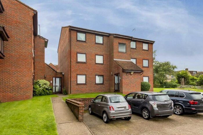 2 Bedroom Flat To Rent In Coppetts Road, London, N10