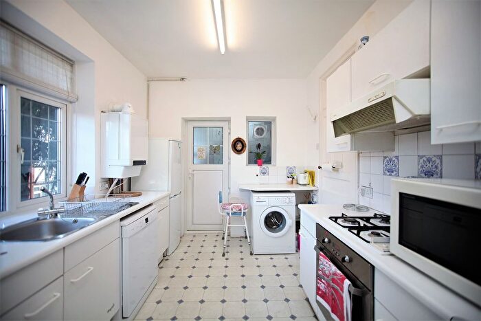 3 Bedroom Flat For Sale In Golders Court, Woodstock Road, NW11