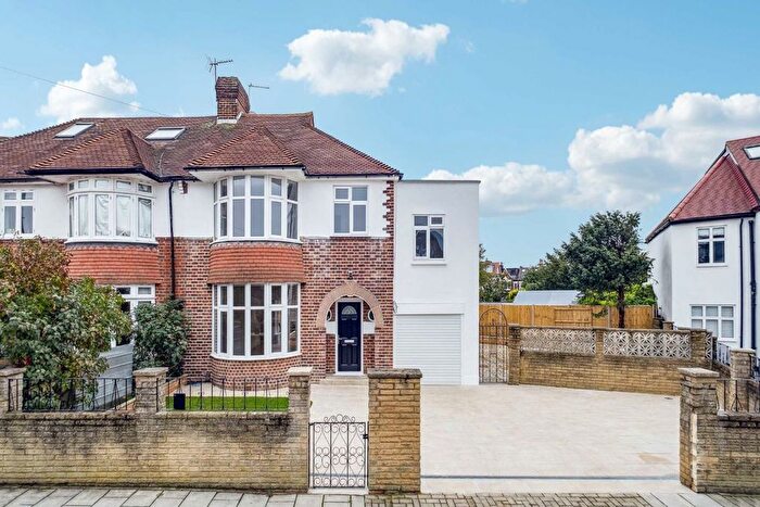 4 Bedroom Property To Rent In Sispara Gardens, Wandsworth, SW18