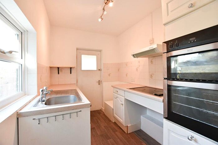 1 Bedroom Flat For Sale In New Road, Ditton, ME20