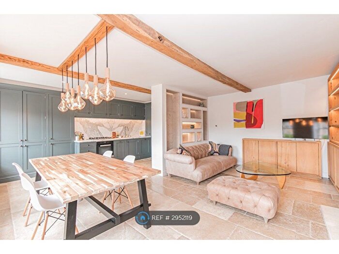 2 Bedroom Flat To Rent In Market Place, Woodstock, OX20