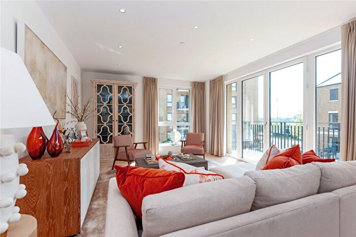 3 Bedroom Flat To Rent In Pinewood Gardens, Teddington, TW11