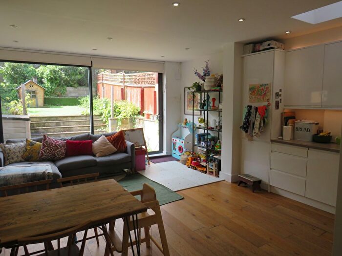 3 Bedroom Flat To Rent In Gladsmuir Road, Whitehall Park, N19